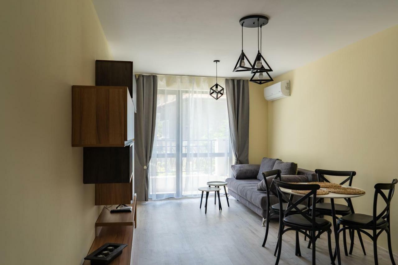 La Familia Apartments Varna Esterno foto