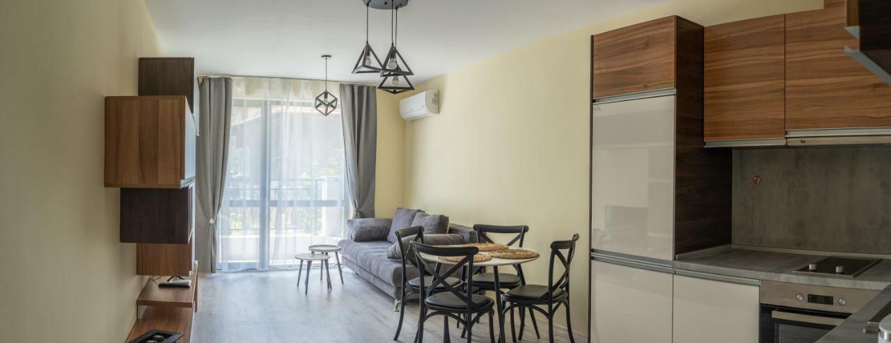 La Familia Apartments Varna Esterno foto