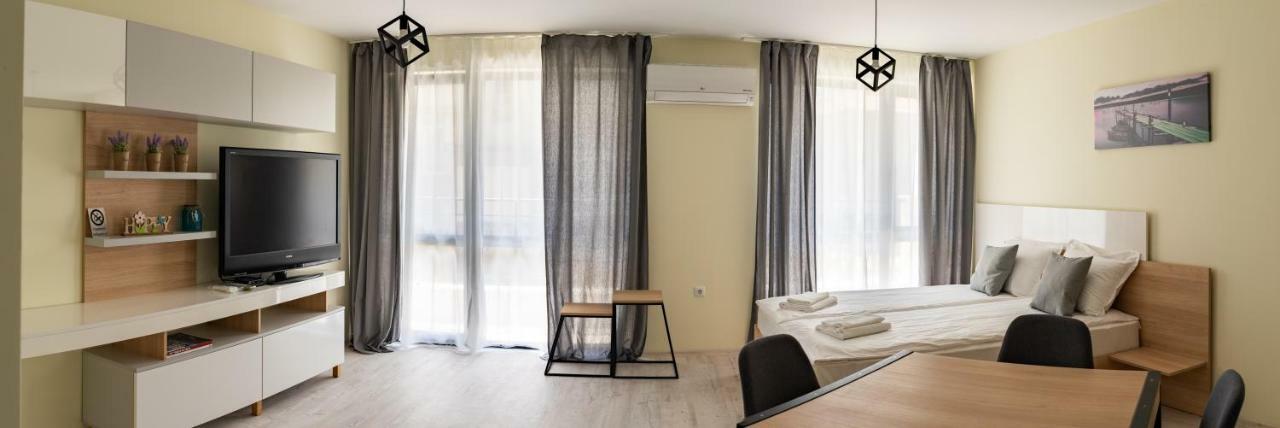La Familia Apartments Varna Esterno foto