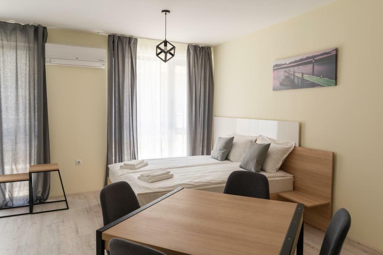 La Familia Apartments Varna Esterno foto