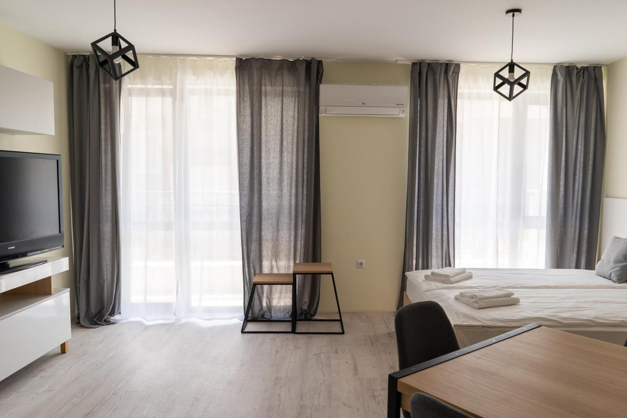 La Familia Apartments Varna Esterno foto