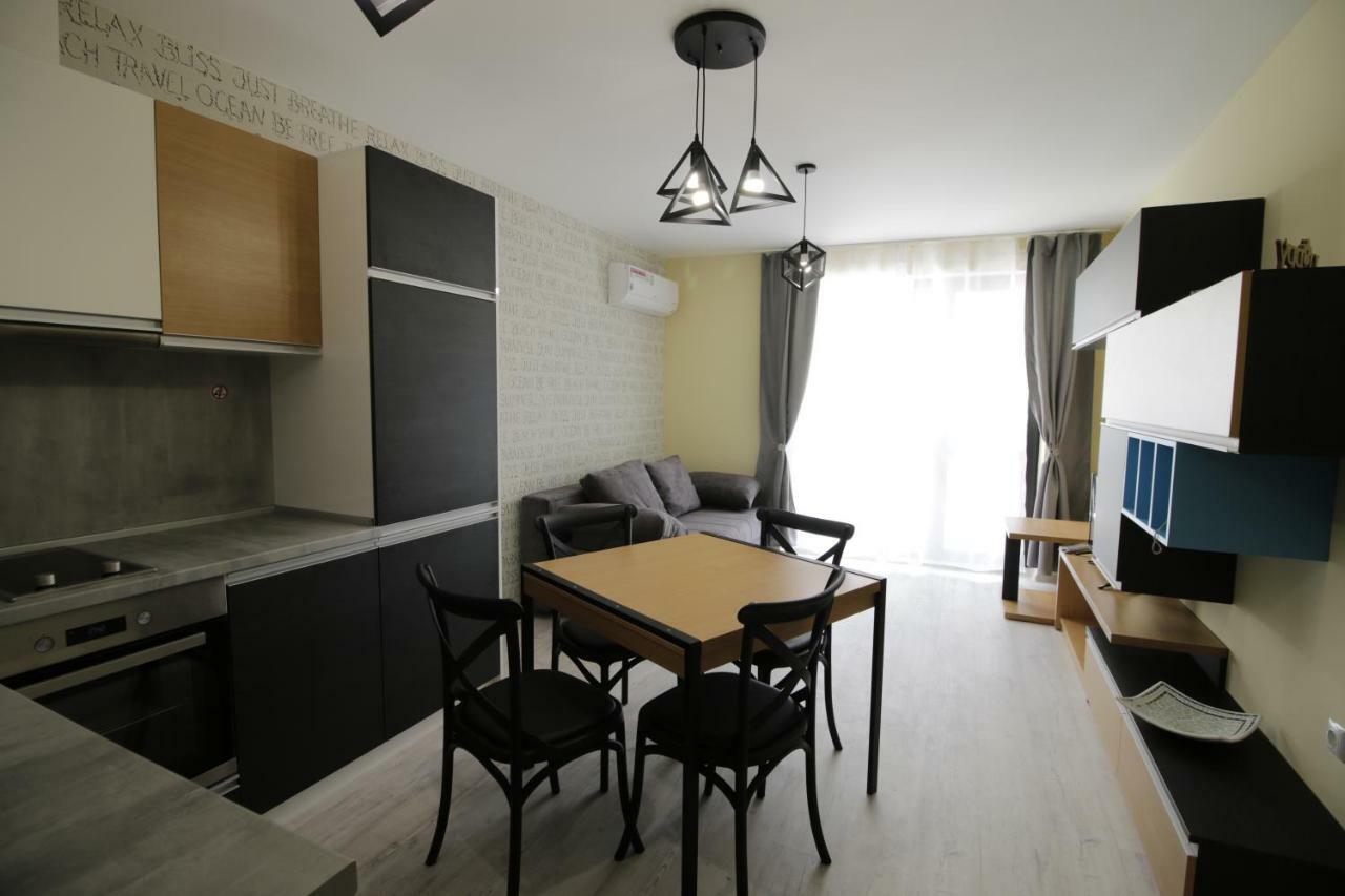 La Familia Apartments Varna Esterno foto