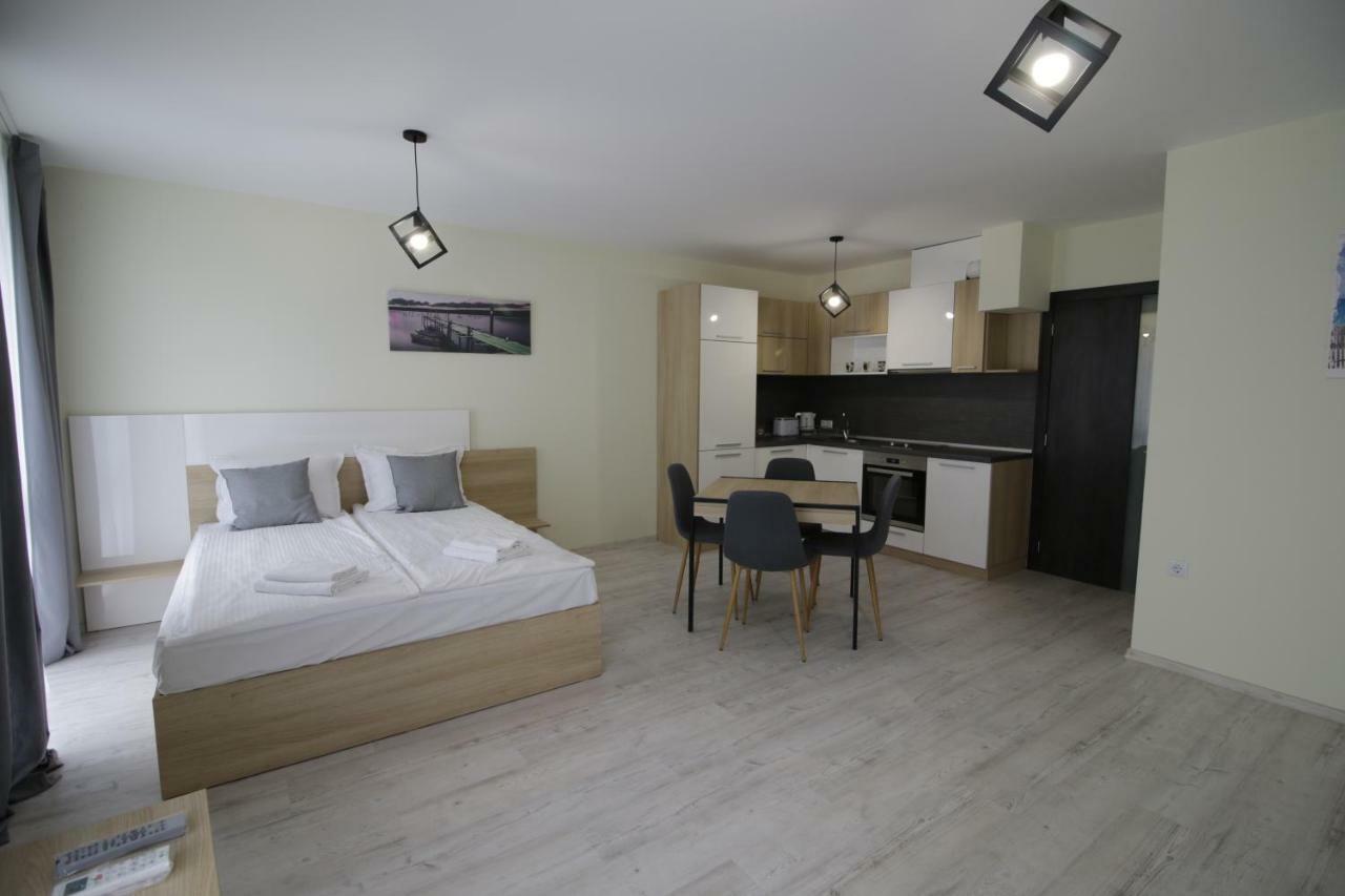 La Familia Apartments Varna Esterno foto