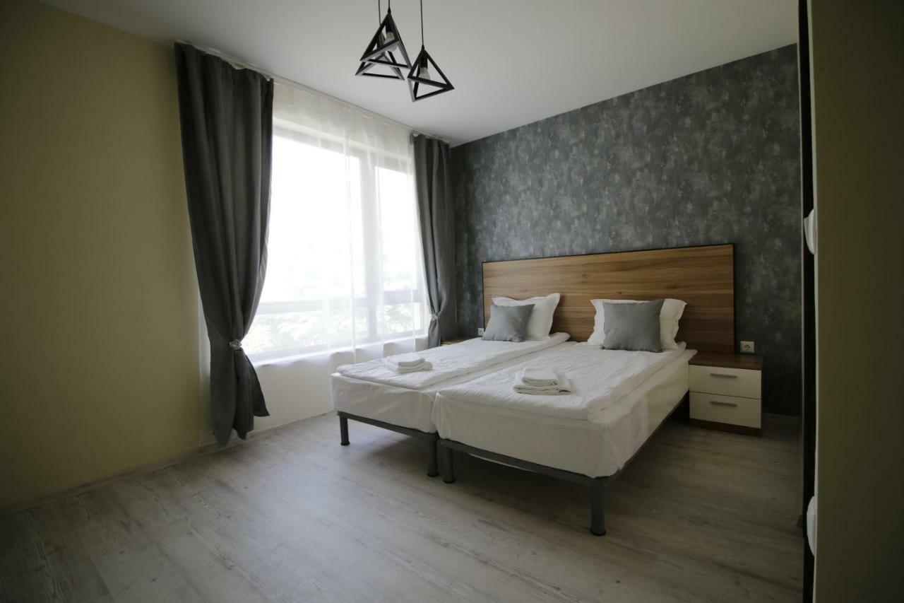 La Familia Apartments Varna Esterno foto