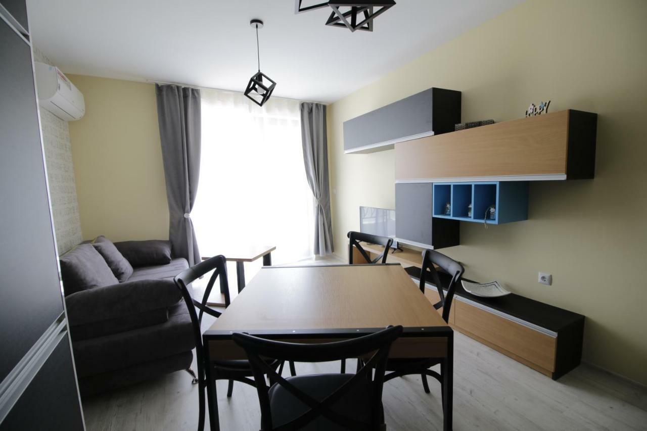 La Familia Apartments Varna Esterno foto