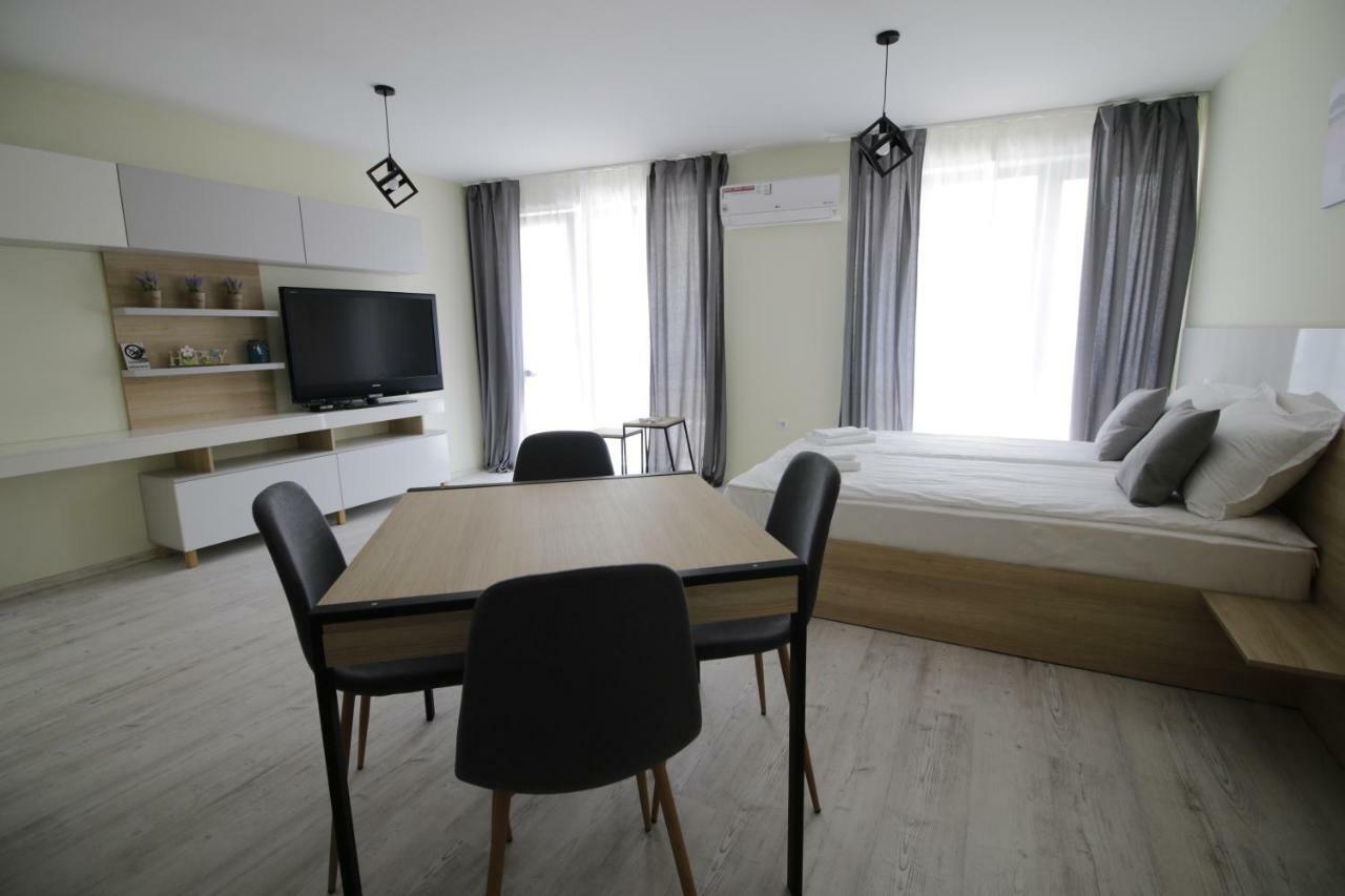La Familia Apartments Varna Esterno foto