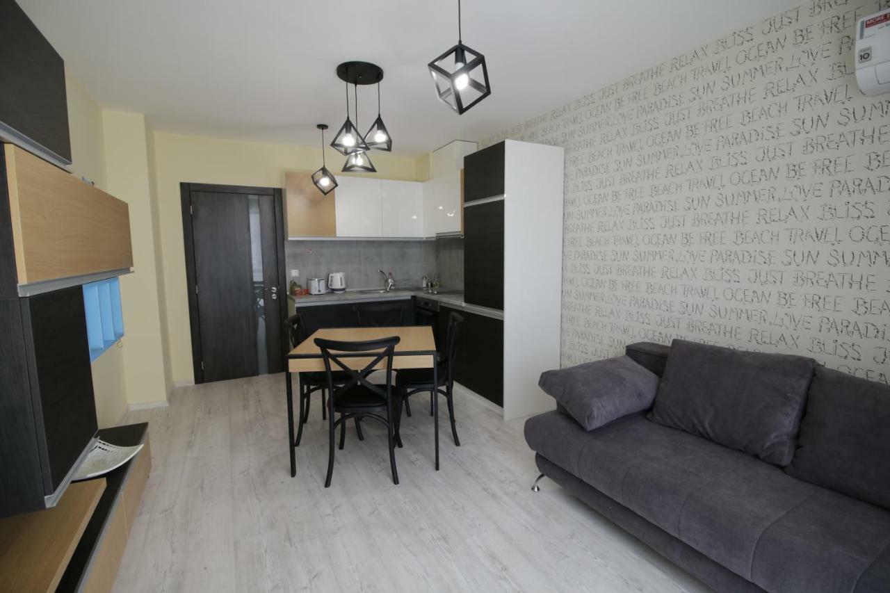 La Familia Apartments Varna Esterno foto